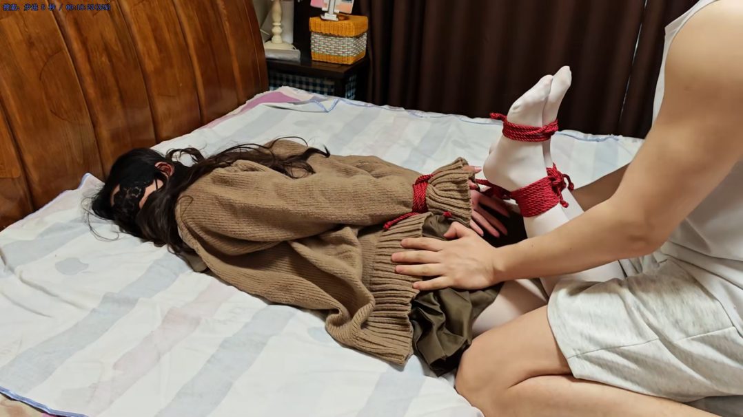 婷婷穿白丝自缚享受 被主人发现后驷马鞭打惩罚 丝袜 白丝 挠痒 恋足 打脚心 捆绑 自缚 驷马-9