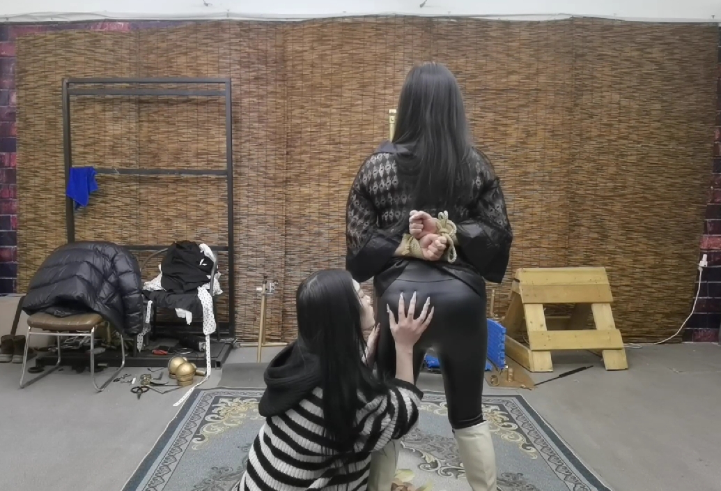 皮裤长靴姐姐被妹妹捆绑玩弄 女女百合调教1-1
