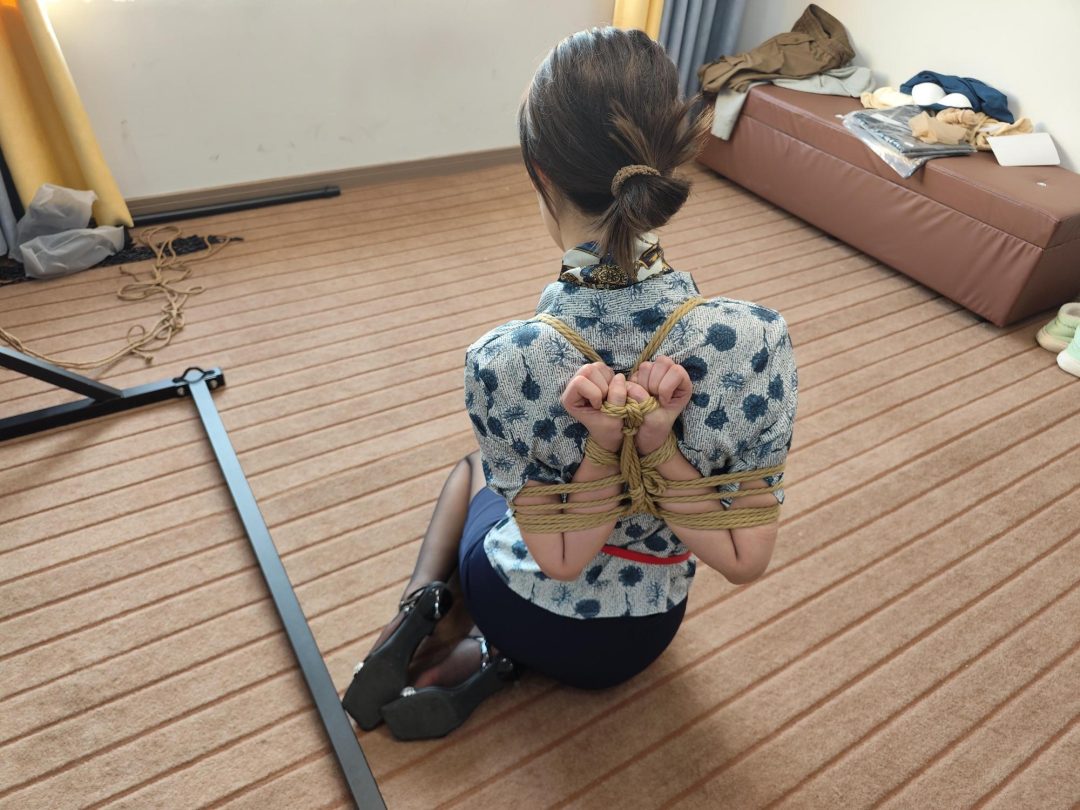 晓倩空姐制服捆绑-4