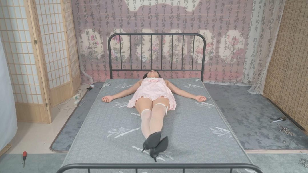 这个尴尬的姿势竟让美女放屁！--白丝、高跟、TK、半透内裤-7