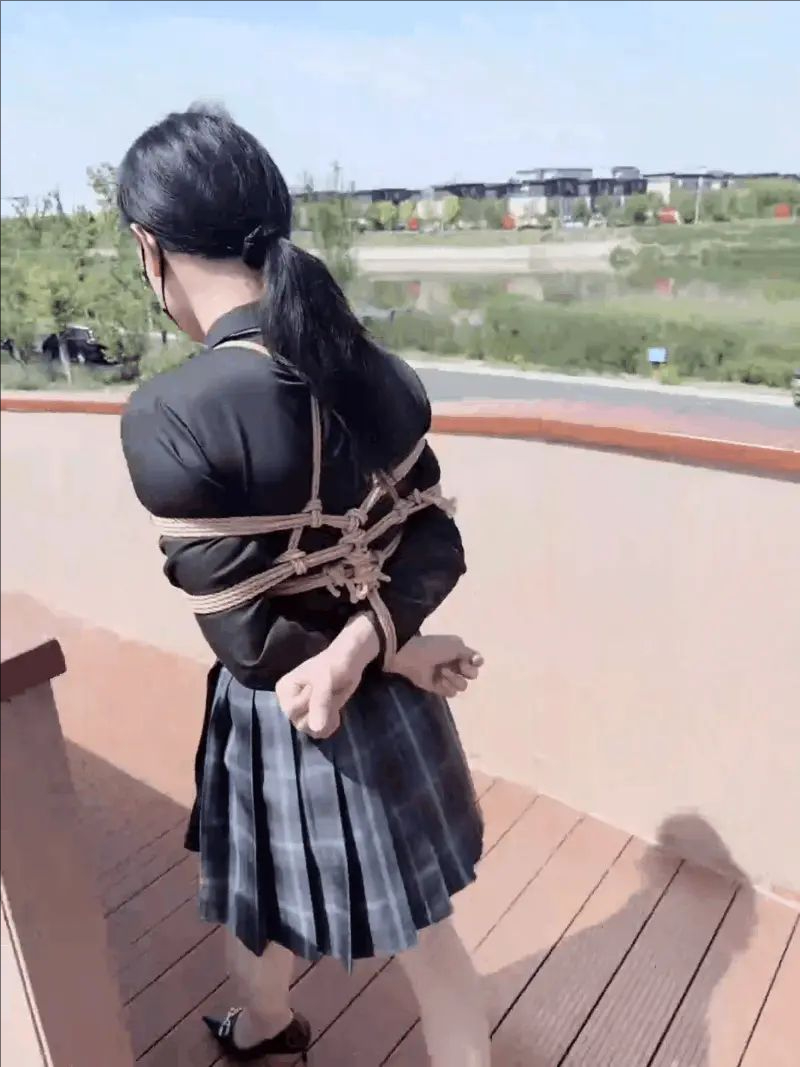 【冥想原创】驷马开车带到公园里玩，全身紧缚在人来人往的公园里穿行-3