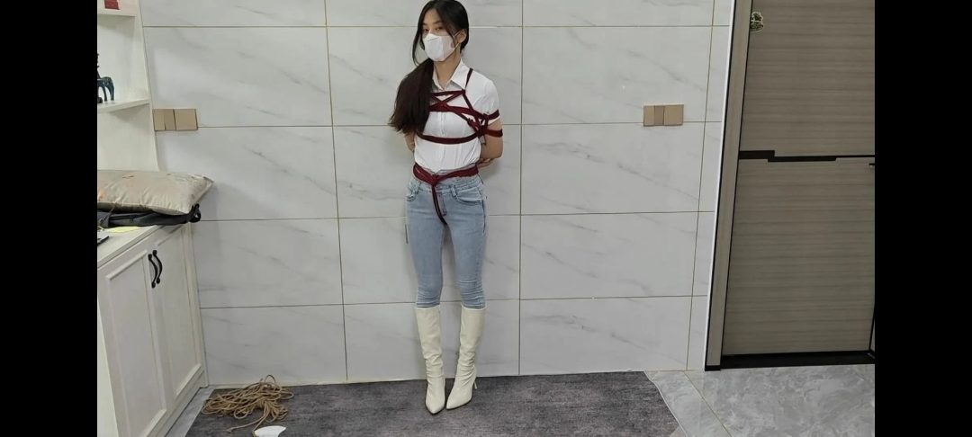 云翎清风工作室订拍 18岁超绝模特，身材脸蛋都是一绝，职业装➕牛仔裤-5