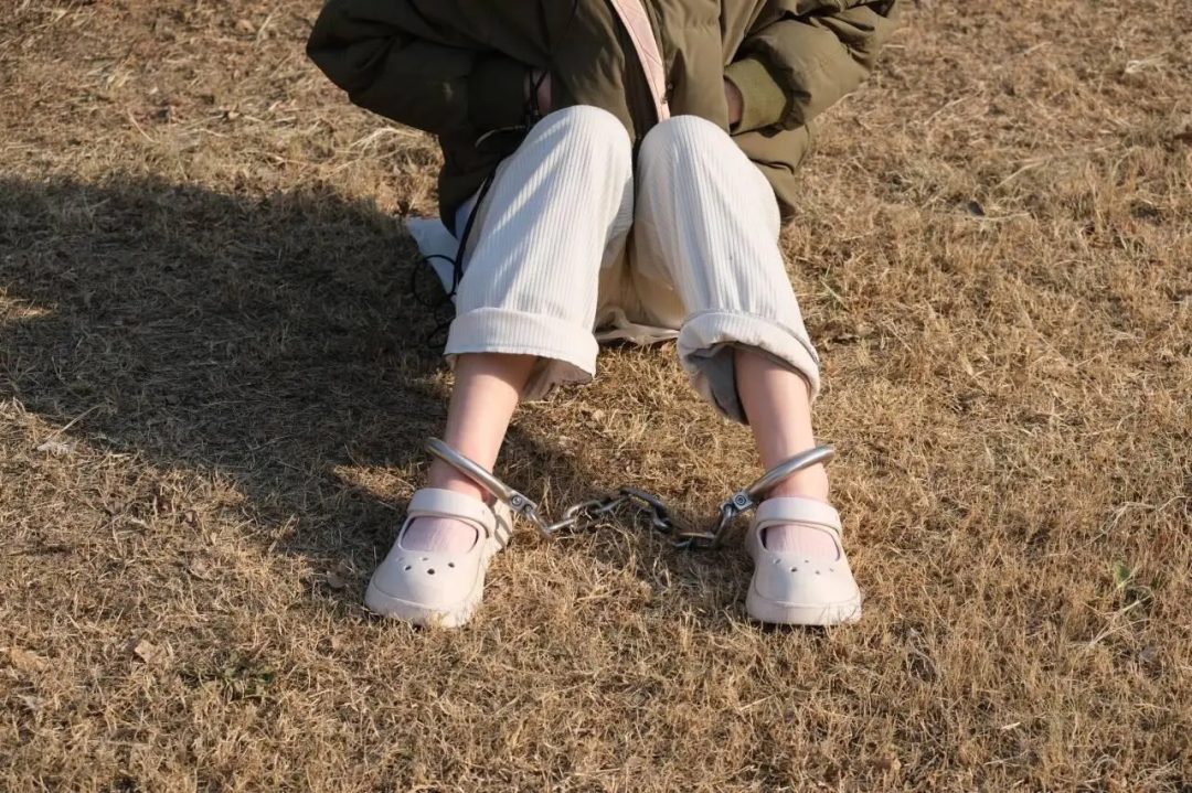 白天户外戴脚镣行走，妹子脚腕都磨肿了-4