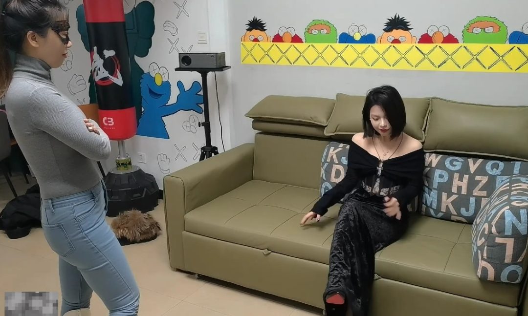 牛仔长靴女主被邪恶女反派女女百合调教1-2
