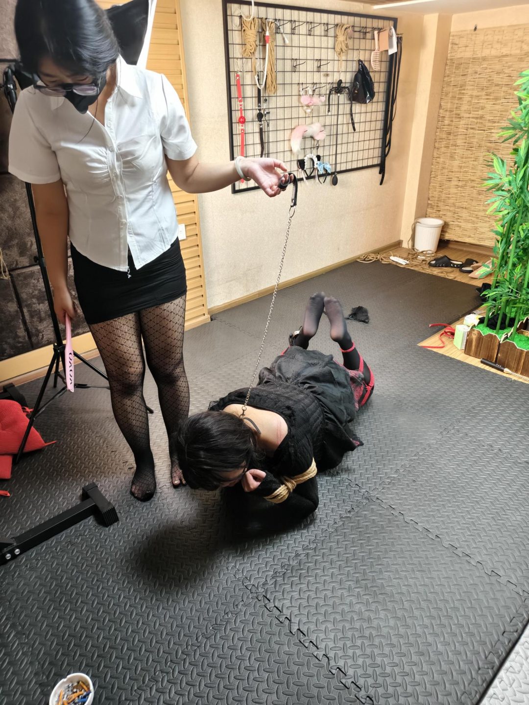 【悦感日记】老板娘这次化身女S，调J来店的超好看的美女“小姐姐“,郊狼/K9/羞辱-4