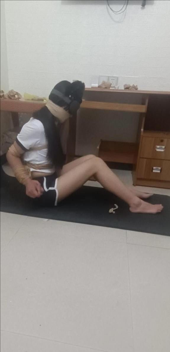 前面体操服，后面短裙黑丝，超紧西式并肘挣扎-5