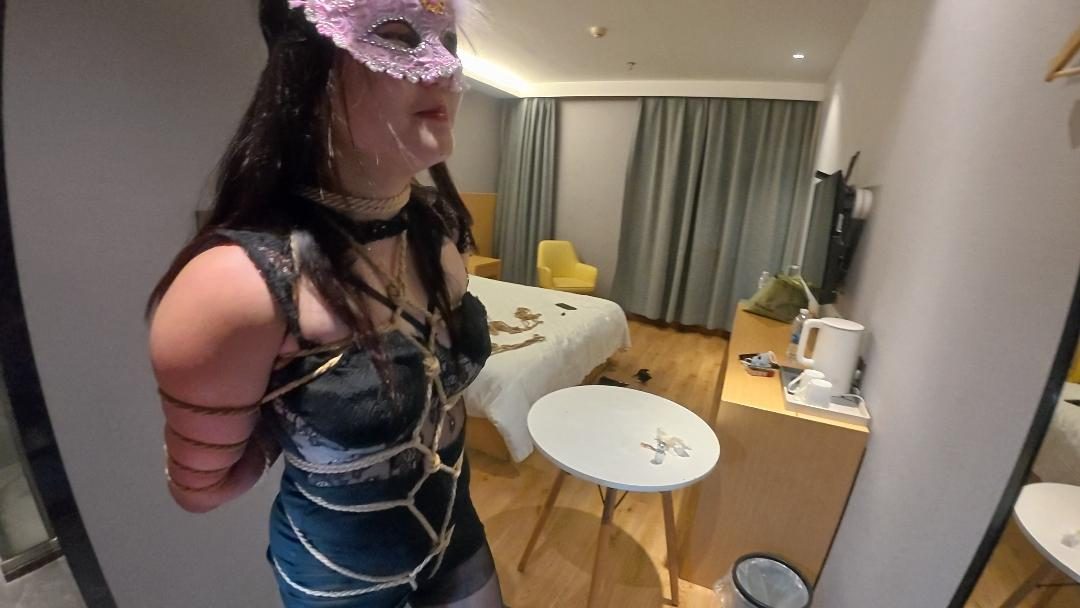 小姐姐驷马佩戴口球，口水流不停-2