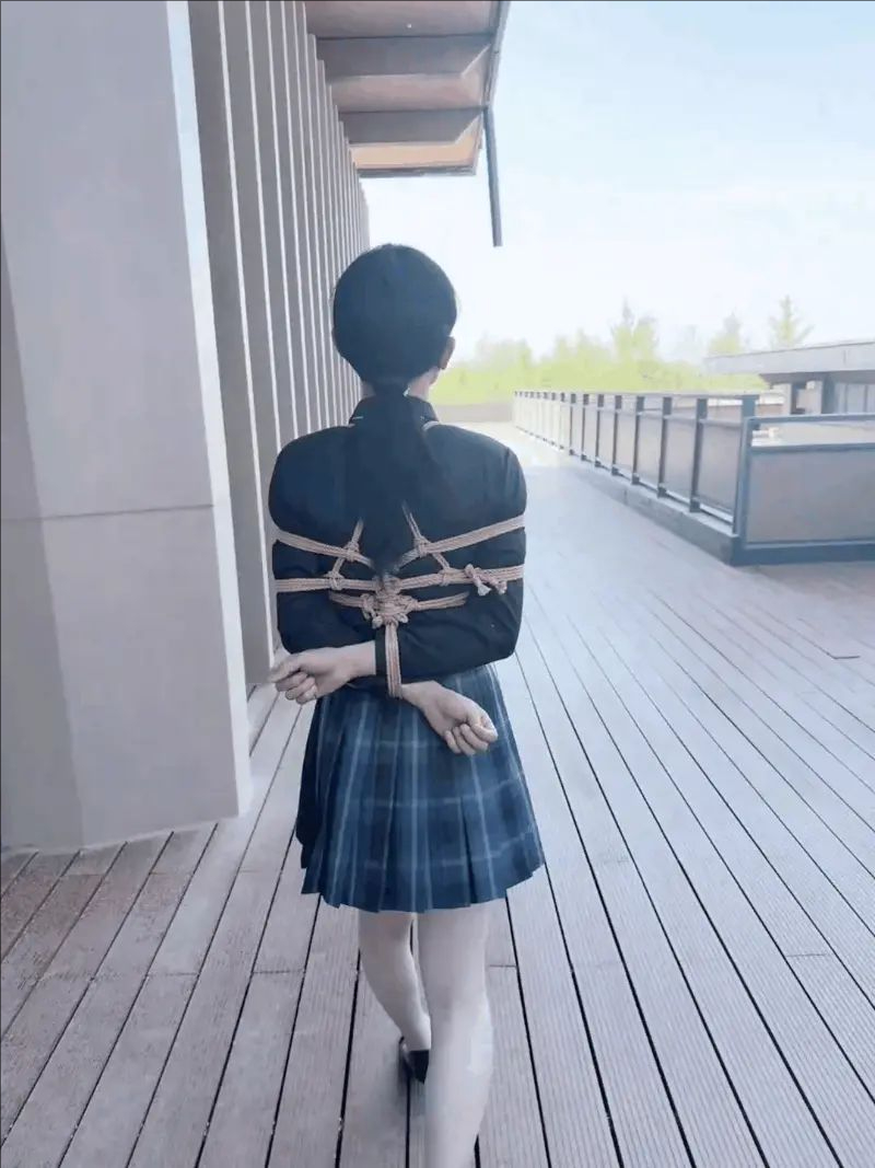 【冥想原创】驷马开车带到公园里玩，全身紧缚在人来人往的公园里穿行-2