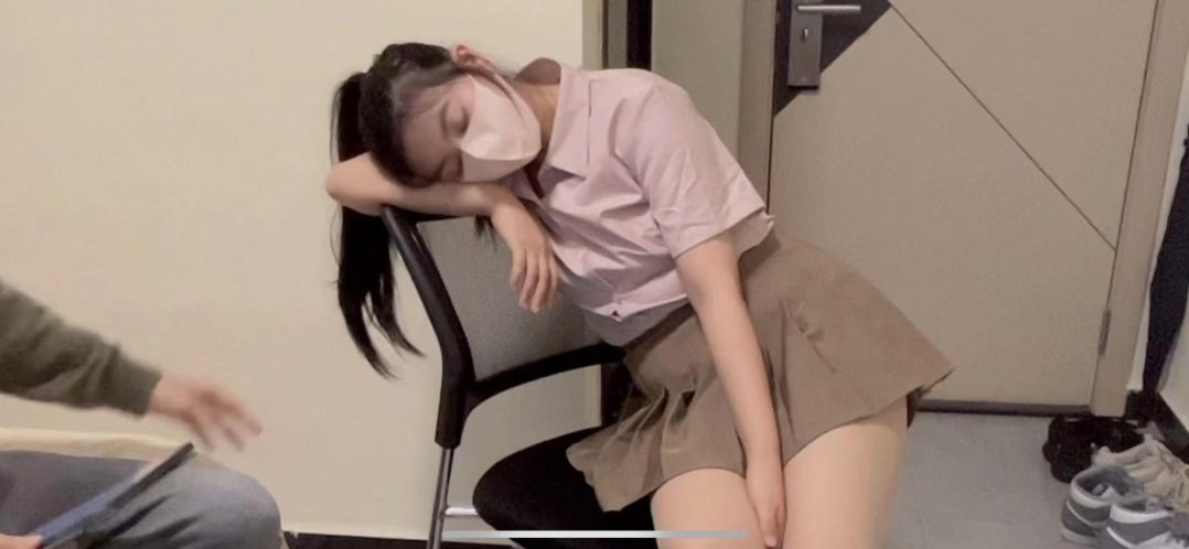 jk少女应聘模特，被摄影师迷晕后绑起来玩弄舔脚，第一视角娇喘挣扎-1