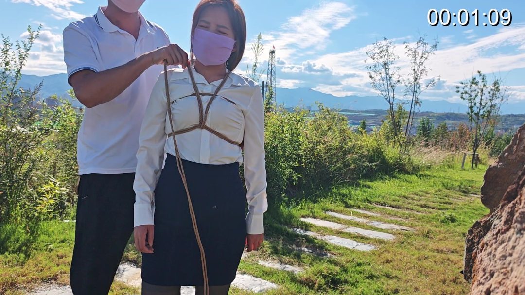 女m职业装户外捆绑露出-3
