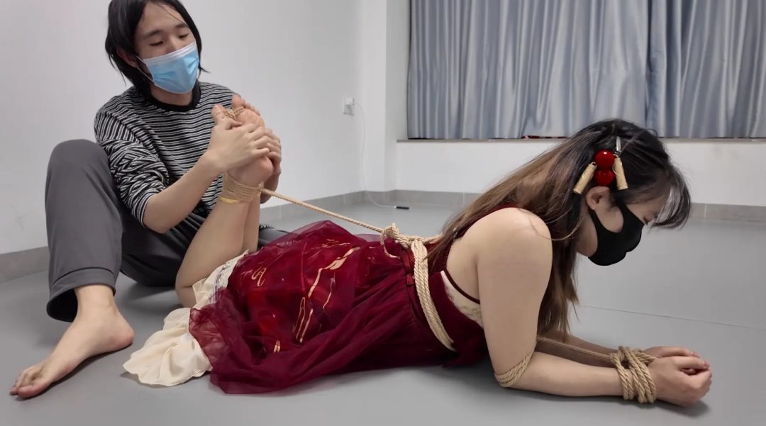 汉元素舞蹈落选的少女挑战电击海老缚逃脱失败游戏后惩罚光脚tk-3 汉元素舞蹈落选的少女挑战电击海老缚逃脱失败游戏后惩罚光脚tk-3