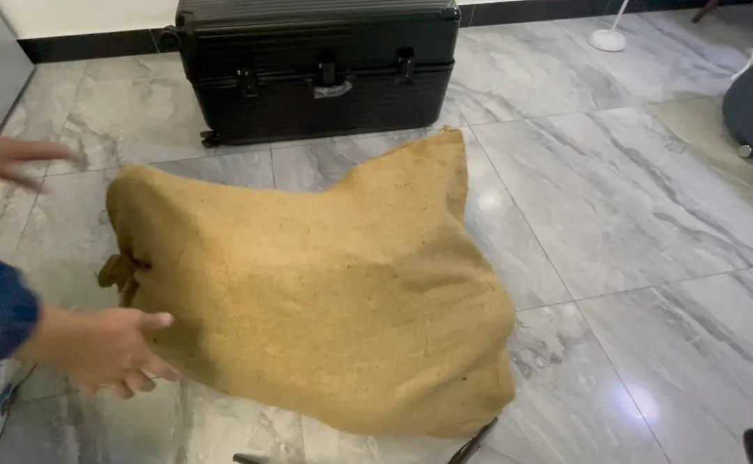 少妇 被塞进皮箱， 套在黑色套袋里 又被套了层麻袋-4