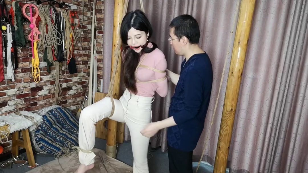 江奈 粉衫 白裤子 单腿吊-7