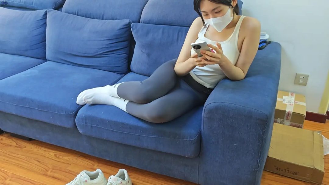 白袜瑜伽裤少女回家被绑架 揉脚 大量捆绑后白袜挣扎特写-1