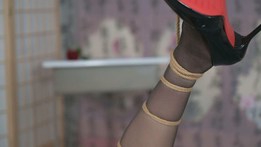 高挑妹子内衣日式单腿吊--黑丝、高跟、内衣、股绳、TK、电击-4