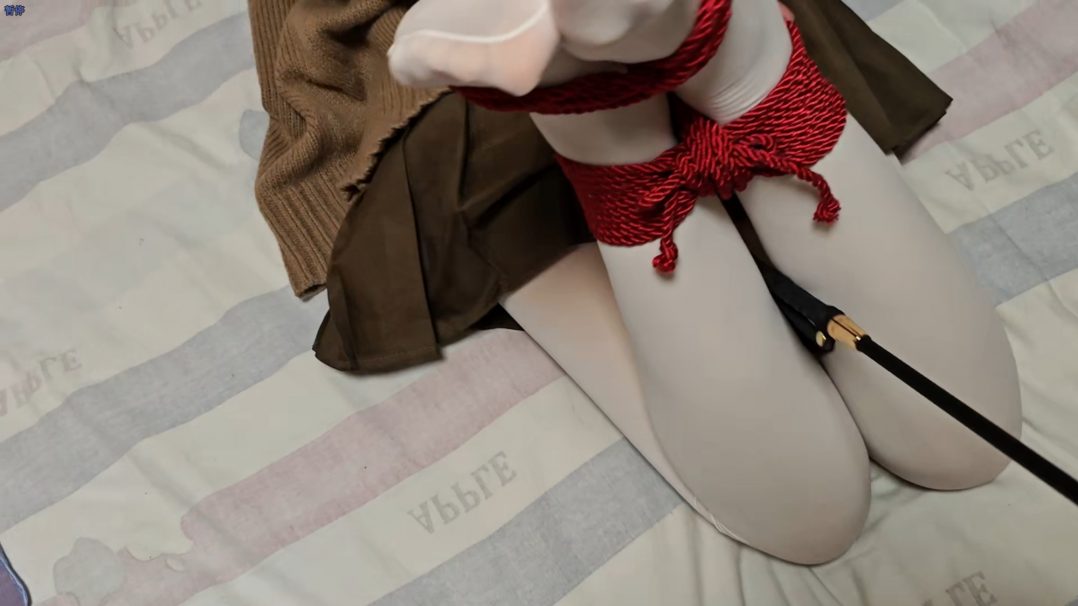 婷婷穿白丝自缚享受 被主人发现后驷马鞭打惩罚 丝袜 白丝 挠痒 恋足 打脚心 捆绑 自缚 驷马-4