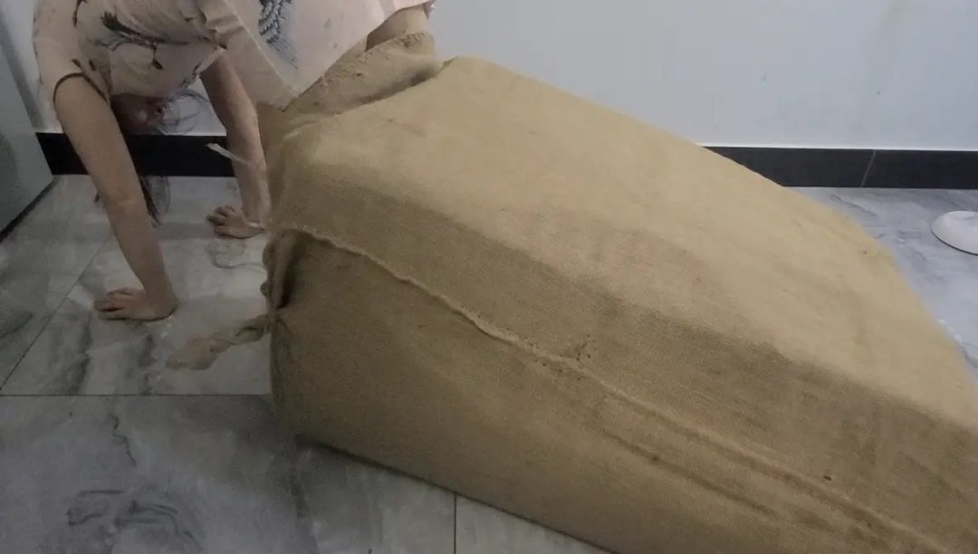 少妇被蒙上眼睛堵住嘴并绑住双手最后被封在密闭空间，看看她是如何在没有外力帮助下挣脱出来的-6