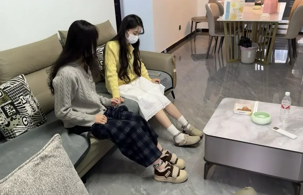 两个妹子的镣铐游戏（1）-1
