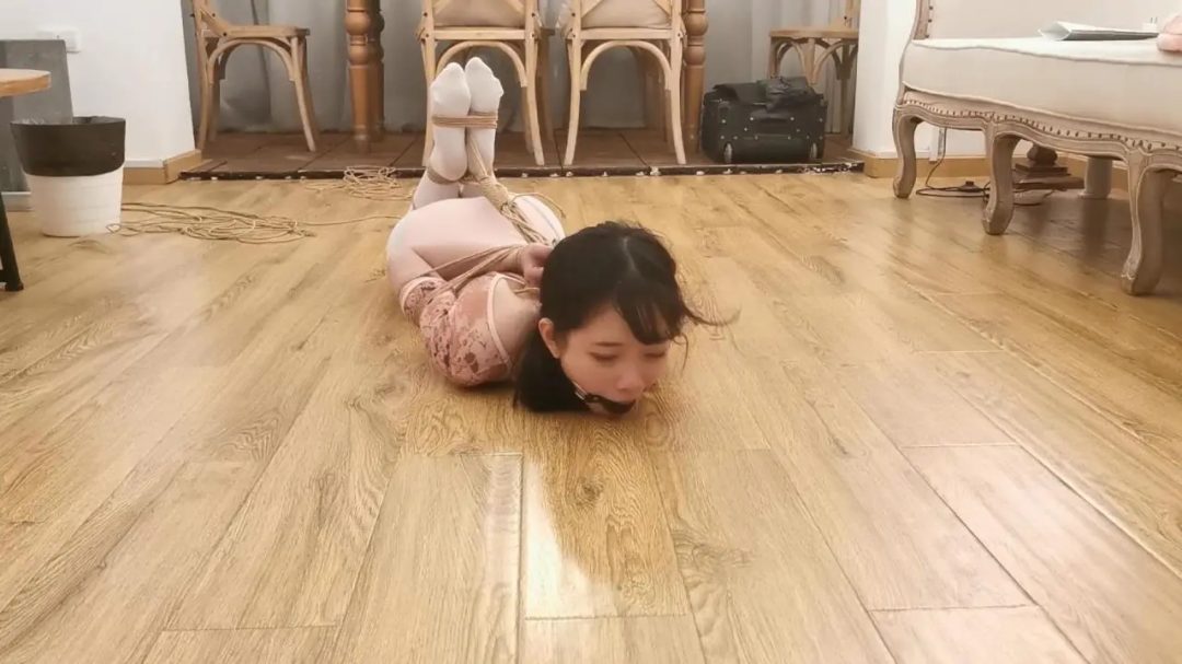 珊珊花纹露背体操服白丝紧缚放置-3
