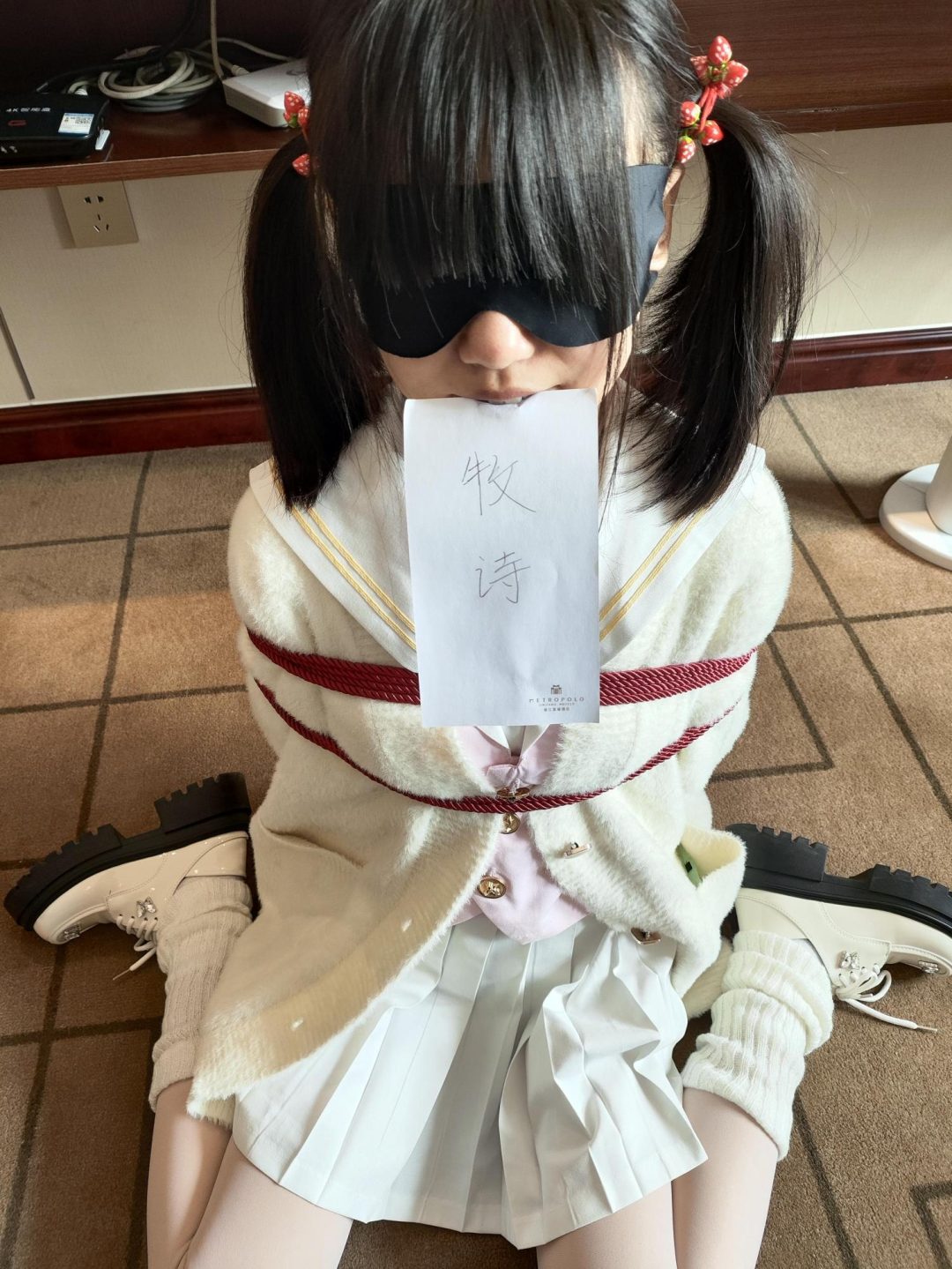霄酱 JK+黑丝+白袜，水手服+白丝+小皮鞋，毛绒裙+小皮鞋+堆堆袜+光腿神器，白裤袜+短裤+白色T恤-1
