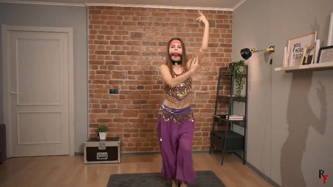Hot cleave-gag dance from Leya 2-4 Hot cleave-gag dance from Leya 2-4