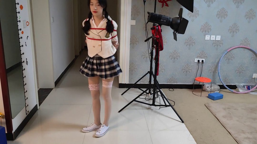 雅熙 JK服的夫人 绑起来楼道走一圈-5