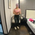 身材丰满的梅丽穿着瑜伽服长达俩小时的紧缚