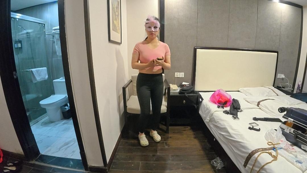 身材丰满的梅丽穿着瑜伽服长达俩小时的紧缚-1