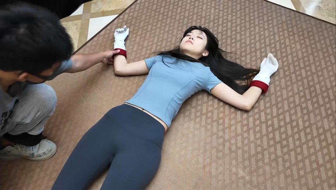 女士下班回家遭偷袭-8
