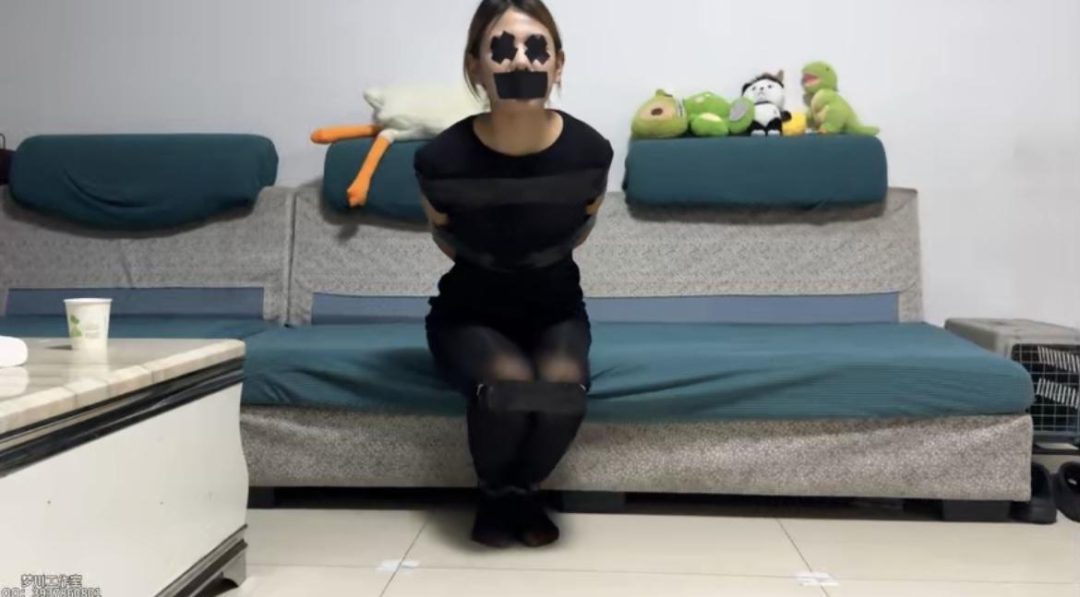 黑丝美女胶带脱缚寻物挑战-4