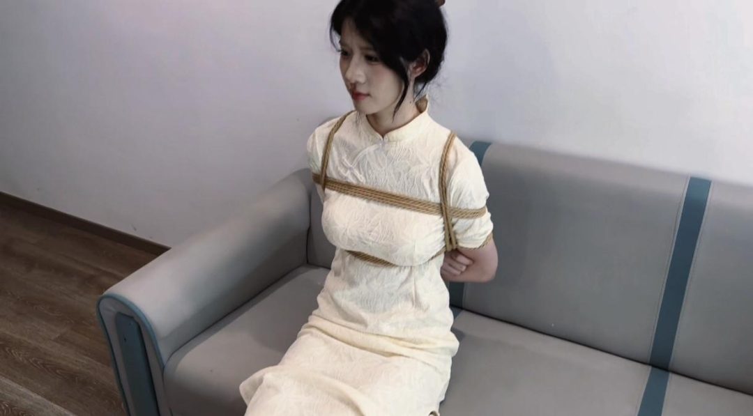 《招聘骗局》旗袍 肉丝 日式紧缚 放置 楼梯 口球 流口水-1