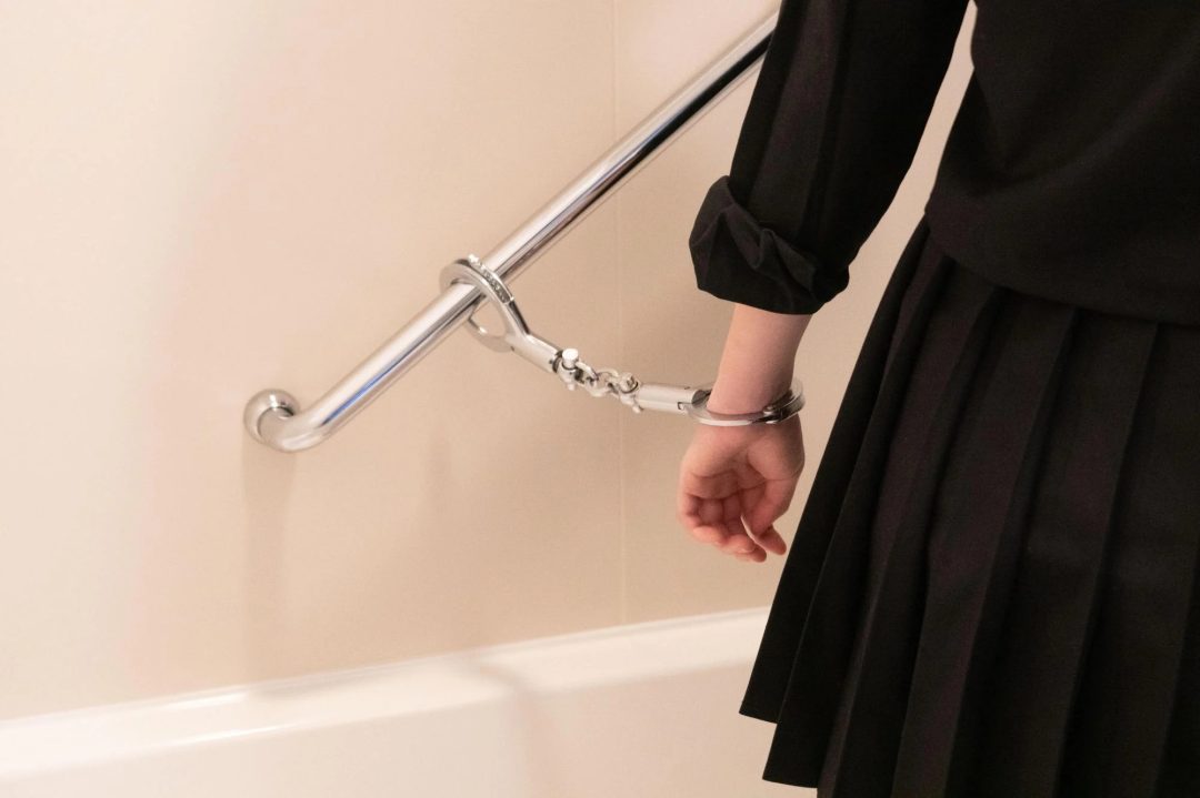 不良少女kiki在浴缸中被迫自己戴上镣铐，换袜子，挣扎并自己解开镣铐-2
