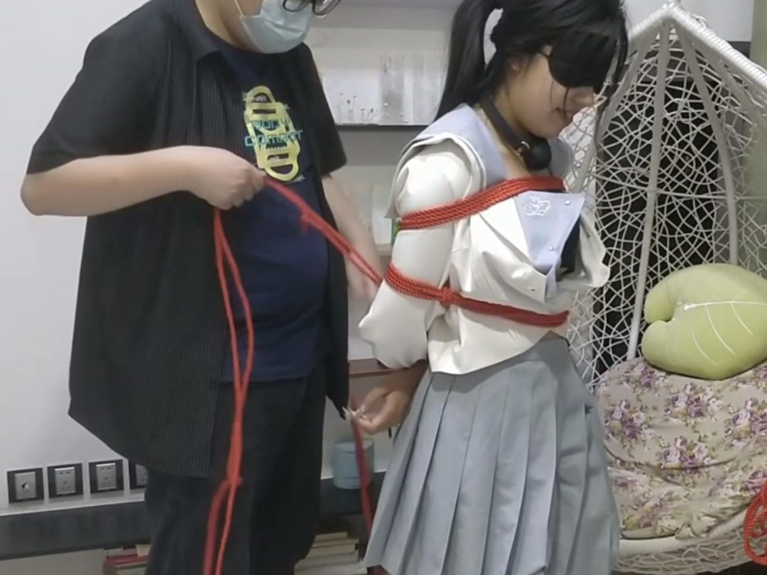 【松子】【旋转观看】和18岁小女生松子的进一步接触，解开她的衣扣试试手感，羞耻上位，挑动玩弄大腿内侧触摸她最敏感的部分，拍打屁股，强制吊脚激发欲望。-8