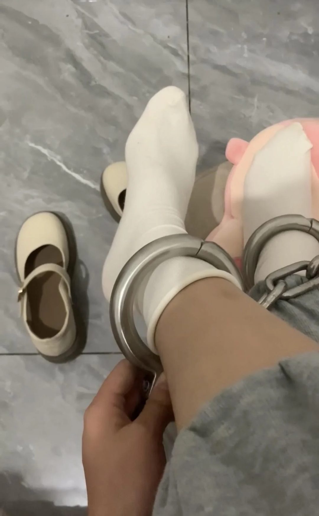 女大学生绳子捆脚-铁链锁脚-脚镣-4