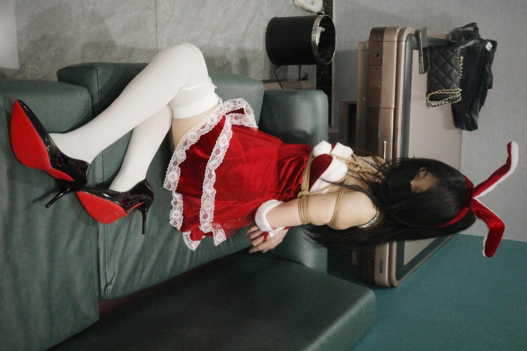 新模瑶瑶体验(圣诞礼服+白色长筒袜+高跟+捆绑+挣扎）-2