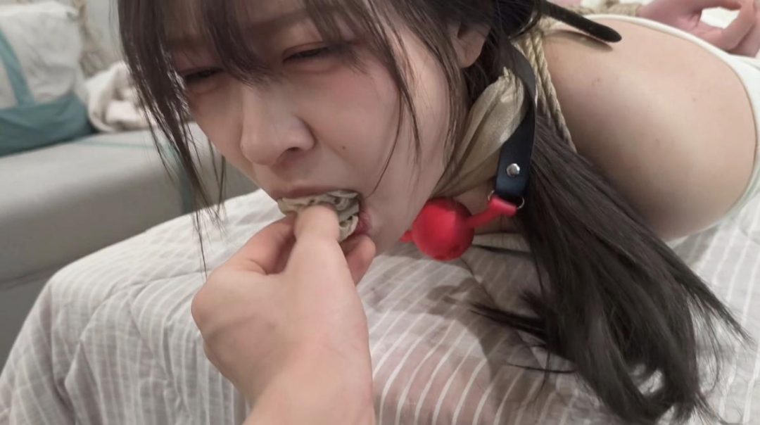 【禾一原创】（私人订制) 清纯莱莱极限驷马放置➕口球➕丝袜胶带封嘴➕剧情 裸足 强制抚摸tk 羞耻感拉满~-4