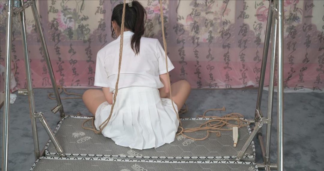 高挑妹子吊起长腿TK电击-长棉袜、电击器、JK-7