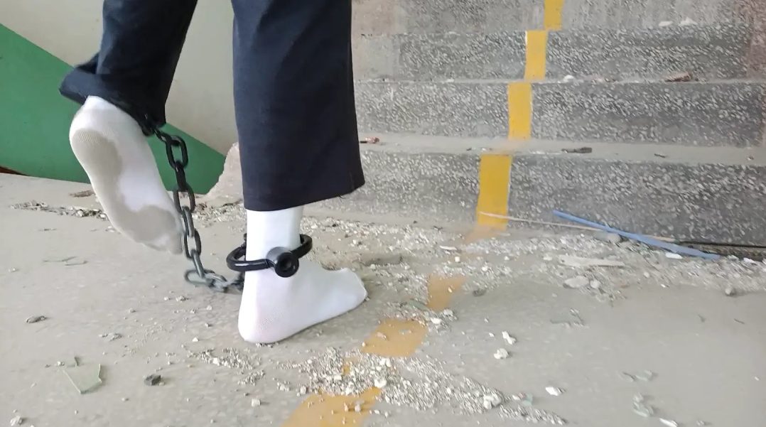 戴着脚镣在废墟里光脚和穿白袜散步-6