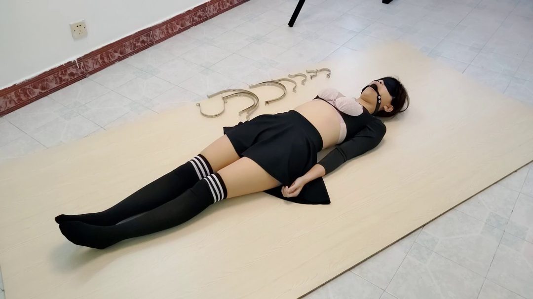 被固定在木板（01）超震撼的电钻锁死，铁环禁锢放置挣扎，任人摆布强高+摸+捏-1