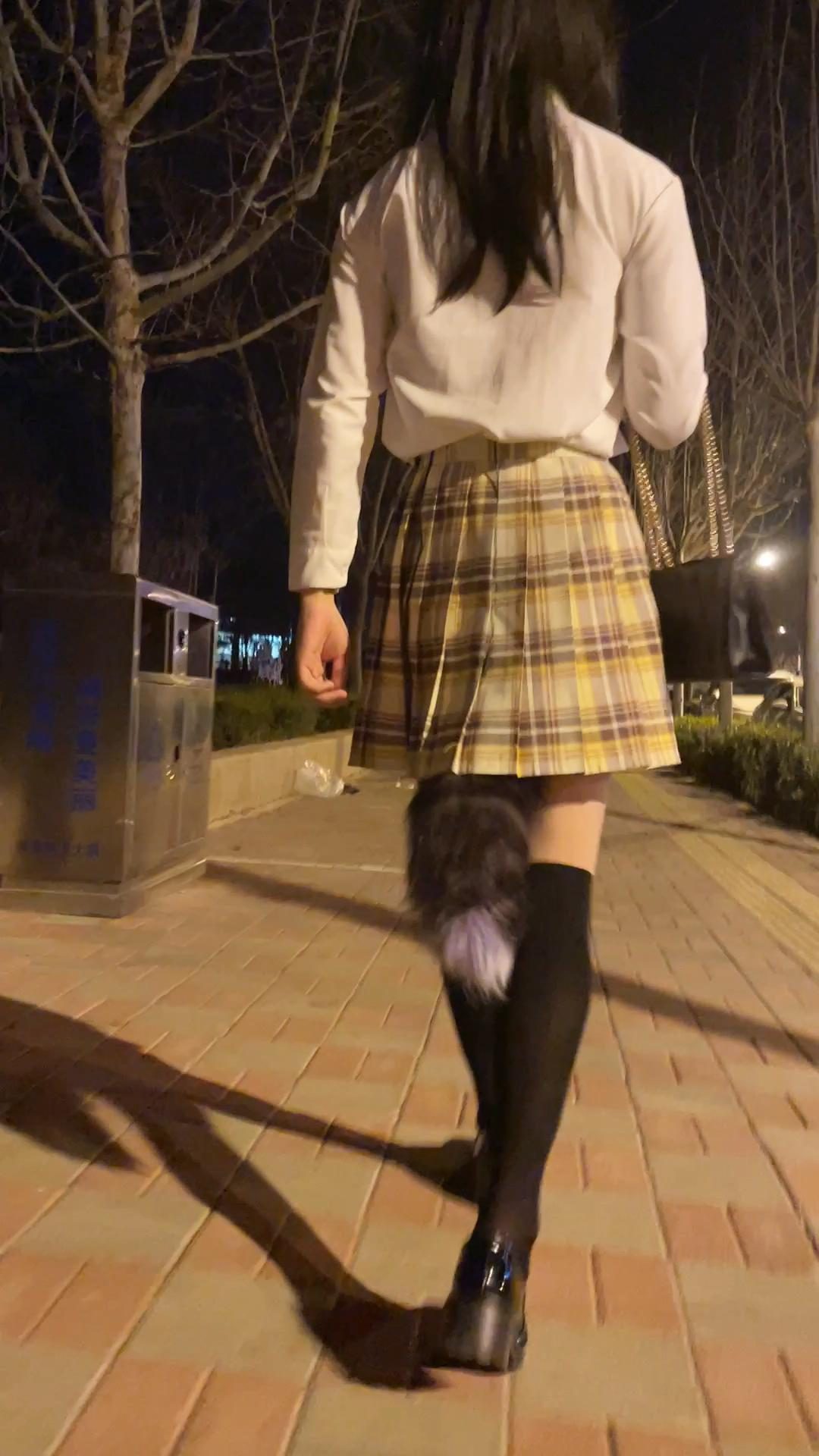 深夜JK外出 全程电击 尾巴gs行走 铐在路灯羞耻放置-2