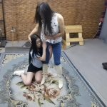 性感长靴牛仔裤少妇被大学妹妹抚摸 百合女女调教