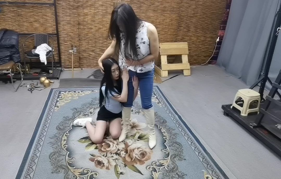 性感长靴牛仔裤少妇被大学妹妹抚摸 百合女女调教-3