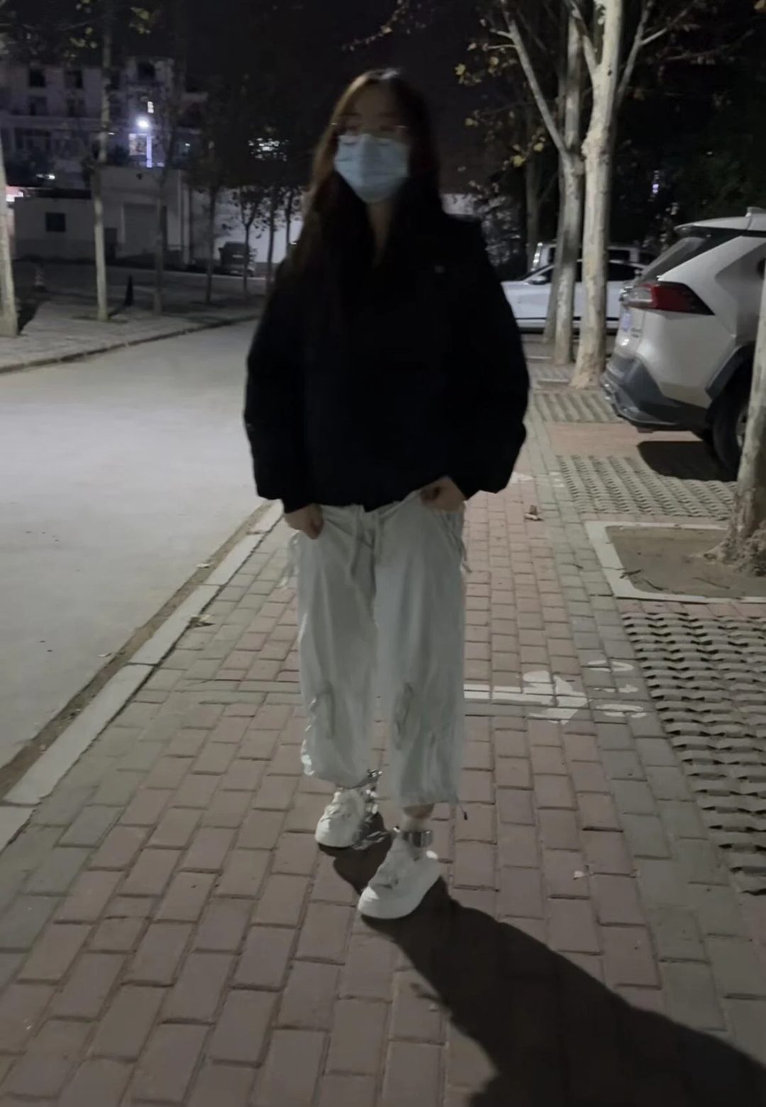在校大二女生教室玩脚镣-戴镣在校园走路-5
