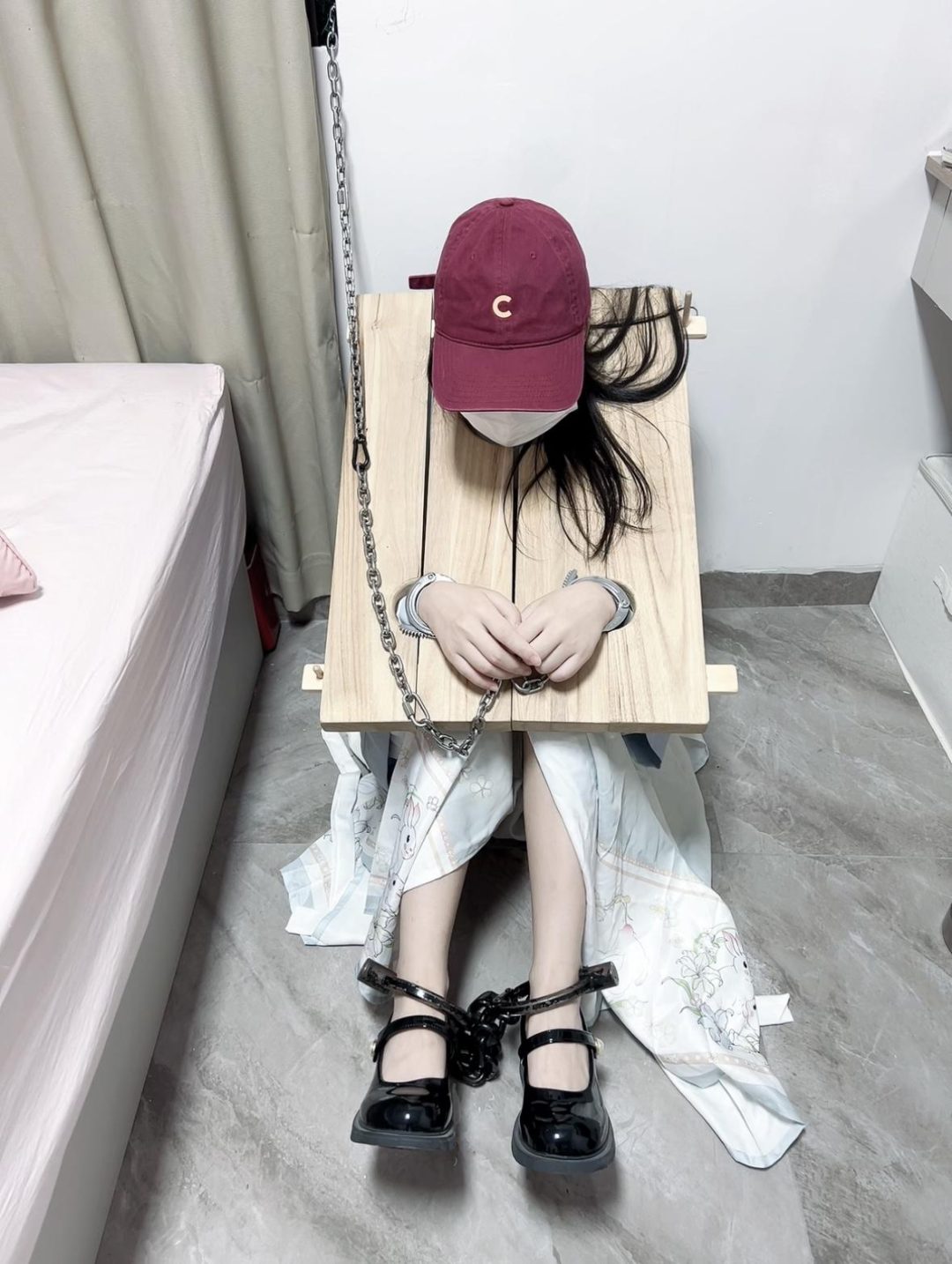 木枷与十斤重镣-严厉锁具下的女大学生-1