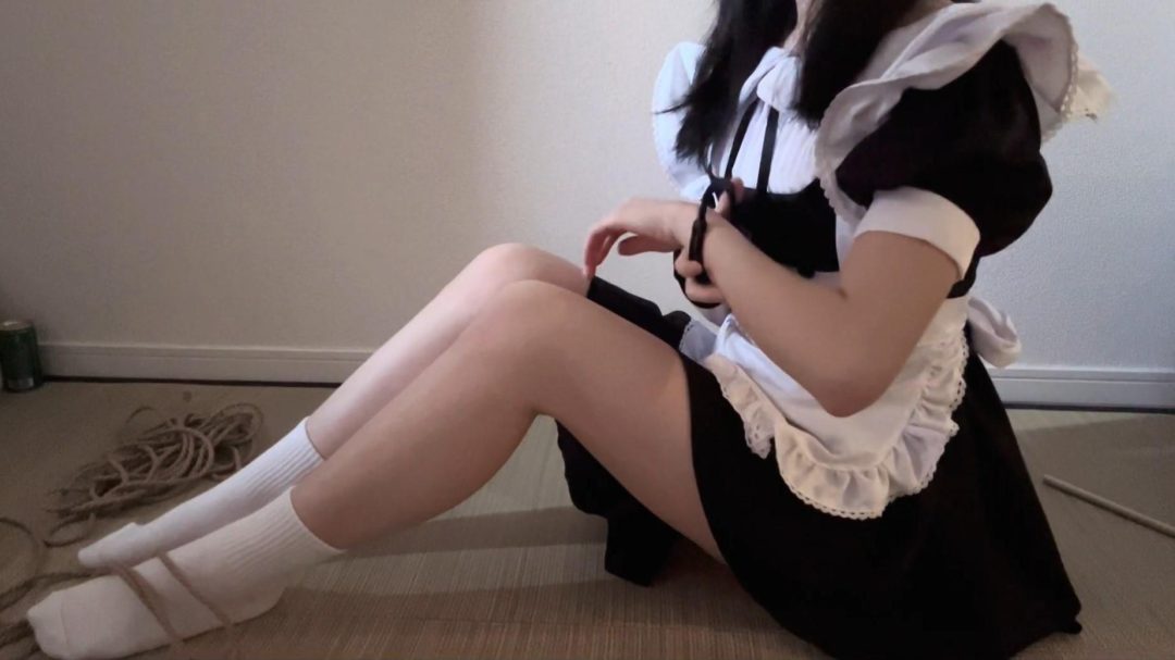 白袜女仆自缚跪立行走，被发现后木棍抽打到发抖后蒙眼手铐逃脱-3