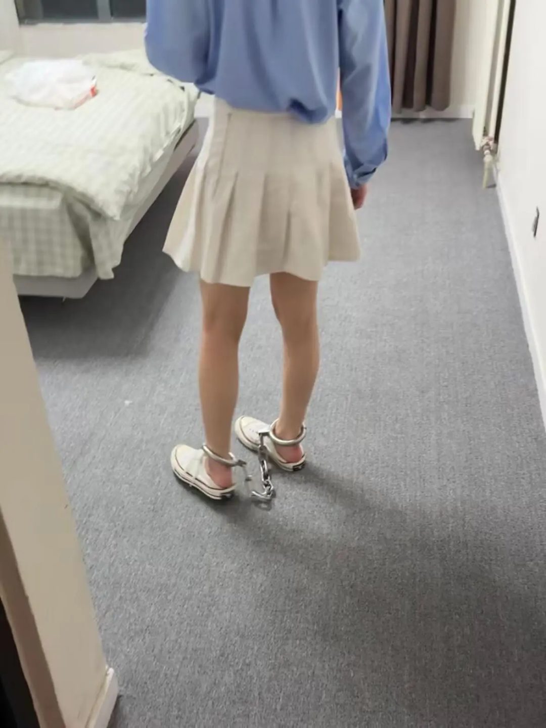 帆布鞋妹子脚镣佩戴体验测评-3