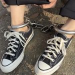 戴脚镣爬山的匡威女孩-两副脚镣