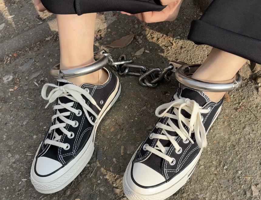戴脚镣爬山的匡威女孩-两副脚镣-1