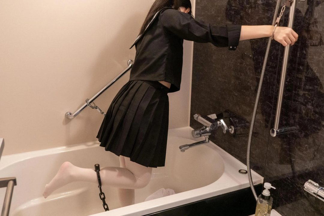 不良少女kiki在浴缸中被迫自己戴上镣铐，换袜子，挣扎并自己解开镣铐-5