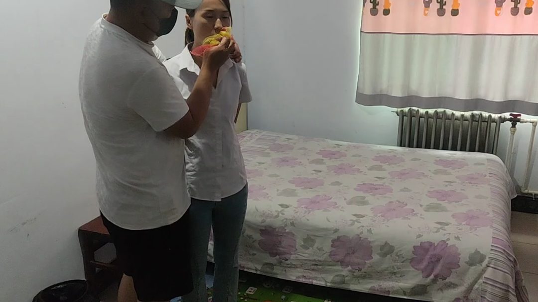 麻袋装人系列，高挑长腿女孩被装进麻袋-2